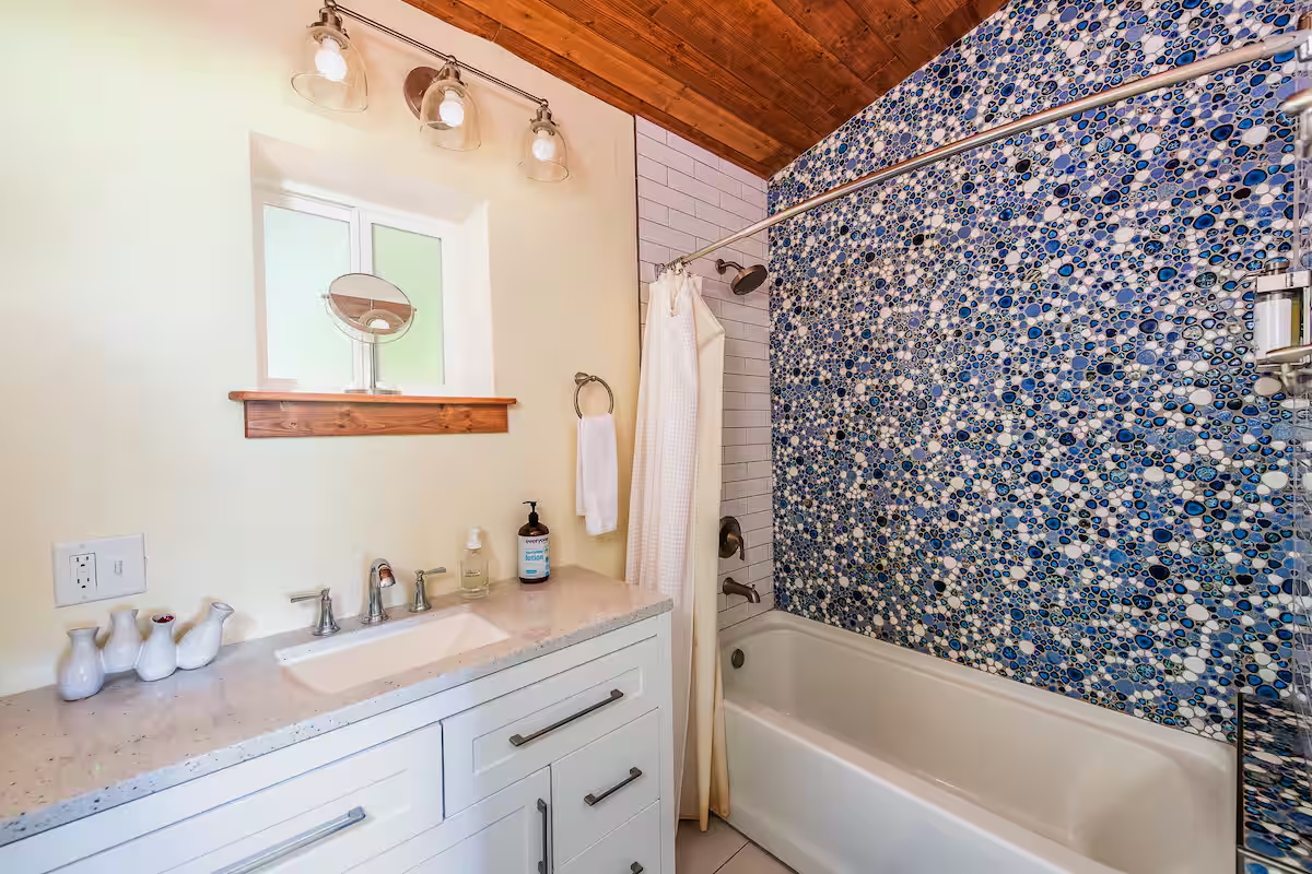 Full bathroom Full bathroom