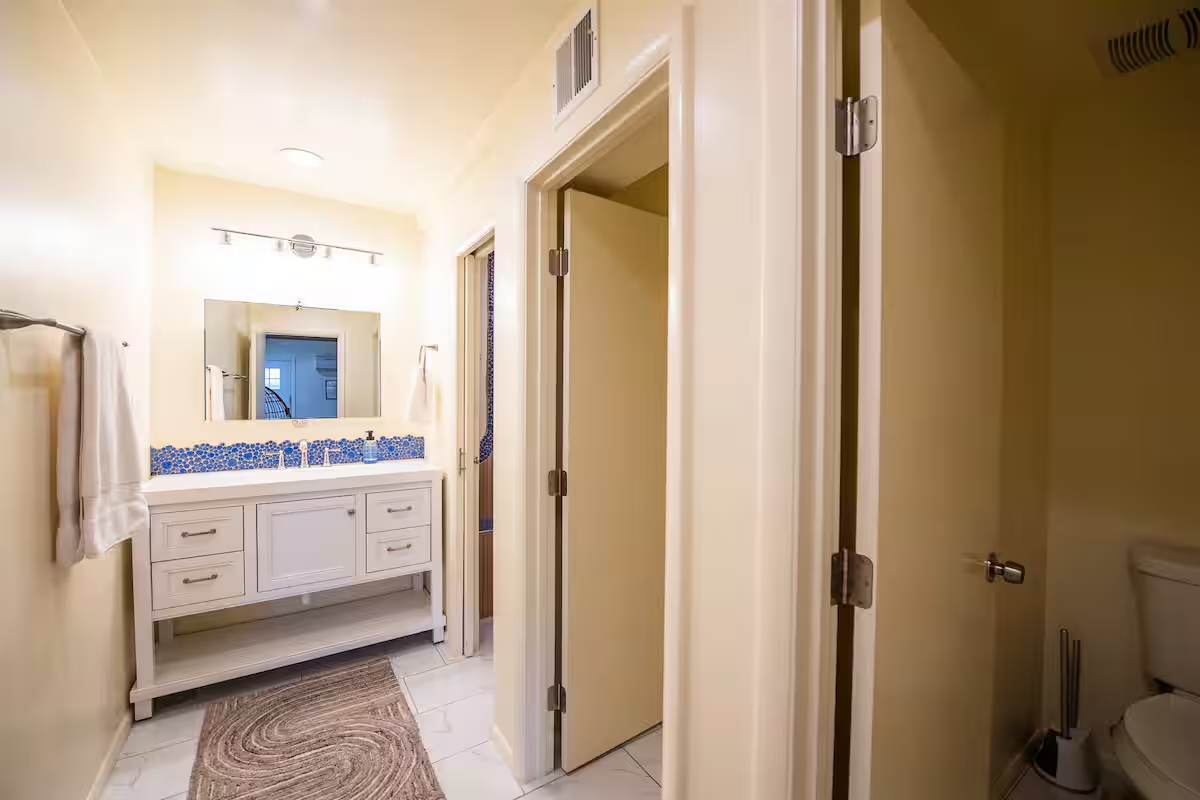 Orchard House Shared Bathroom 2
